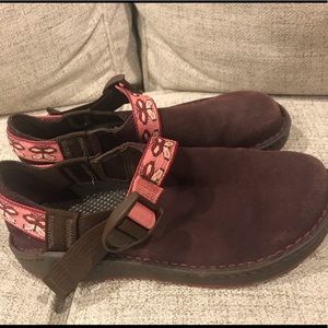 Chacos, size indistinguishable—possibly between 2 and 3 kids, see measurements.